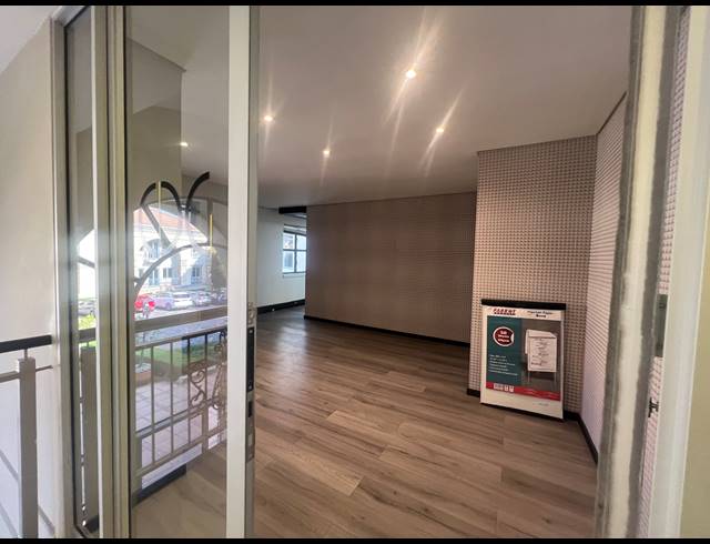 90M² OFFICE TO LET IN HYDE PARK